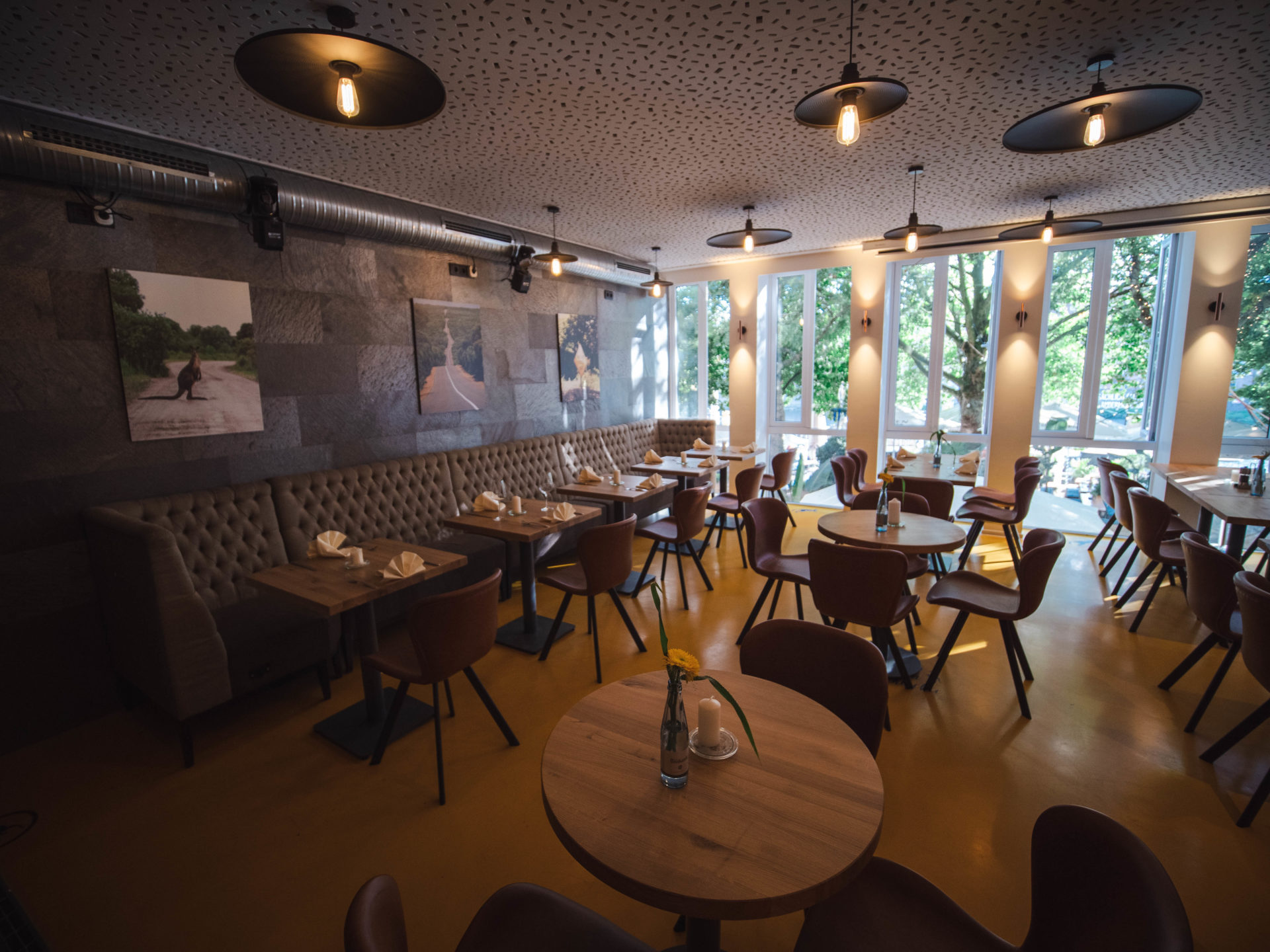 Restaurant area with windows facing the Schlachte