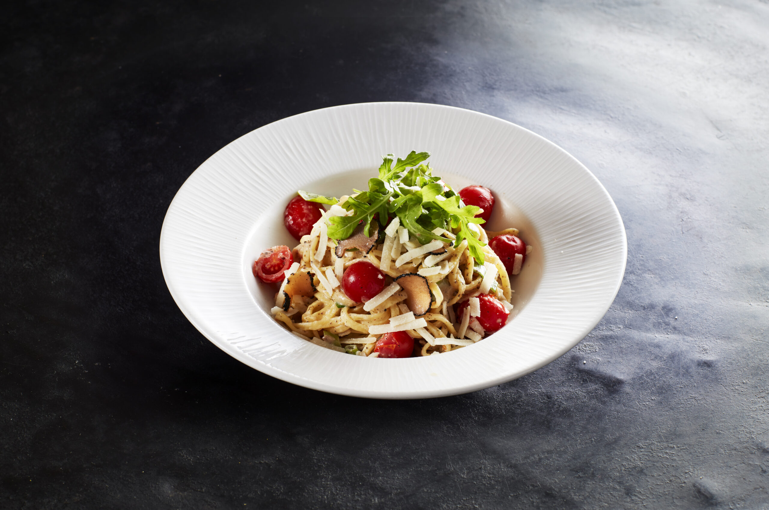 Pasta with cherry tomatoes, rocket and truffle
